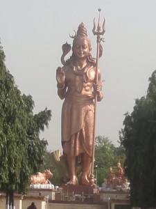 sur la route vers Dehli : une statue géante de Shiva