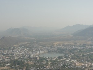 en bas, Pushkar et son lac sacré