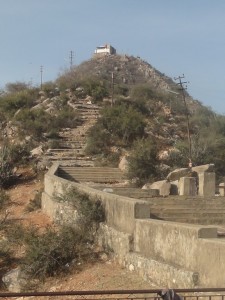 le temple est tout en haut, la photo est prise à mi-parcours...